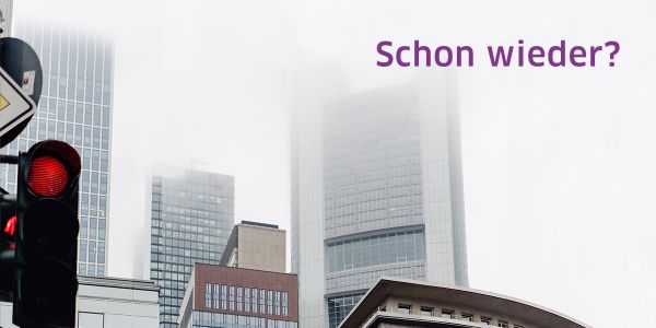 Bank im Nebel, rote Ampel